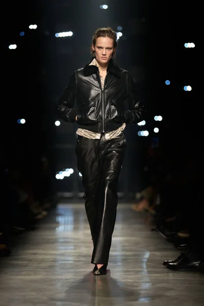 Look 3